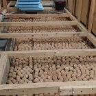 防湿用のコンクリートの床版の上に調湿用の泥だんごを敷き詰めました 防湿用のコンクリートの床版の上に調湿用の泥だんごを敷き詰めました