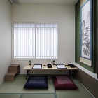 左手の壁は 磁石で書道作品を貼ることができます<br>窓には落ち着いた光線を得られるよう紙障子を入れています 左手の壁は 磁石で書道作品を貼ることができます<br>窓には落ち着いた光線を得られるよう紙障子を入れています