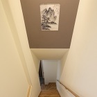 階段を降りる目の前の壁の埋込の額として　水墨画作品が飾られています