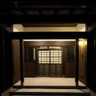 充分な軒の出に守られた玄関です