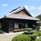 この地方に馴染む越屋根付きの入母屋造りの外観です 妻壁は火災除けの「水」の字を図案化した意匠にしています この地方に馴染む越屋根付きの入母屋造りの外観です 妻壁は火災除けの「水」の字を図案化した意匠にしています