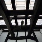 太い梁に対して繊細な組子の紙障子を全面に張ったひかり天井です　ガラス製瓦の天窓で天井裏に光を溜めています