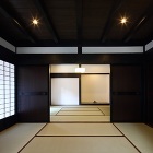 座敷周りの骨組みは従前の建物をそっくり組み直したものです 建具も全て従前のものを補修再利用しています 座敷周りの骨組みは従前の建物をそっくり組み直したものです 建具も全て従前のものを補修再利用しています