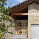 木村哲矢建築計画事務所 | 山陰の住まい 木製の格子扉です　内に開きます