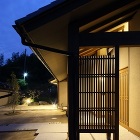 木村哲矢建築計画事務所 | 祝園の住まい 玄関夜景　縦格子部分は外腰掛けです