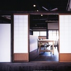 新たに床を張って設けた食堂への沓脱石は裏庭にあったものです