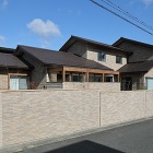 屋根の重なりがリズムを作ります　塀は建物と一体的なつくりです