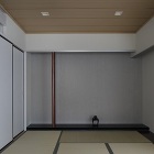 現代風の和室 正面は銀色の和紙の壁にアルミ製角パイプの落し掛けです<br>天井は杉柾板を若干グレーに染めてニュートラルな感じにしています 板の間に真鍮の甲丸レールを埋め込んでいます 現代風の和室 正面は銀色の和紙の壁にアルミ製角パイプの落し掛けです<br>天井は杉柾板を若干グレーに染めてニュートラルな感じにしています 板の間に真鍮の甲丸レールを埋め込んでいます