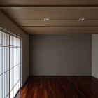 主寝室は落ち着きのある空間として 杉の柾目板と竿縁とを平行に配しました<br>枕元側は高天井として間接照明を組み込んでいます 主寝室は落ち着きのある空間として 杉の柾目板と竿縁とを平行に配しました<br>枕元側は高天井として間接照明を組み込んでいます