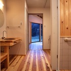 居間と寝室とをつなぐもう一つの経路が通り抜けの洗面脱衣です