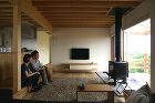 ATELIER O2|北海道・札幌の設計... むこう海の家のリビング。1段下げた空間に...