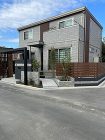 木目天井のカーポートと調和する外構 | ... /wp-content/uploads/2025/04/6-3-504x672.jpg