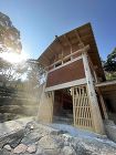 木と石が織りなす迎えの道