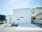 大阪の白いコートハウス - 建築実例 -... wp-content/uploads/2023/07/230423-001_s.jpg