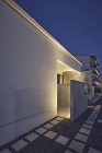 外に閉じて内に開く家/茨木市 - 建築実...