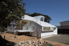 森との境界面の建築：起伏に富む周辺環境と...