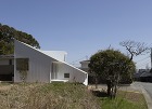 森との境界面の建築：起伏に富む周辺環境と...