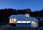 森との境界面の建築：起伏に富む周辺環境と... _src/47174/rna21.jpg