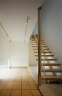 SHIMA HOUSE｜株式会社agアー... 志摩の家：玄関、階段を見る