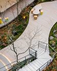 シティガーデンBONJONOテラス：共用廊下より鉄骨階段〜中庭を見下ろす。