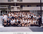 再建したマンションの前で入居者全員で記念撮影 再建したマンションの前で入居者全員で記念撮影