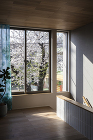 街に開く職住一体の家 | nagom 茂... 街に開く職住一体の家_リビング | 横浜...