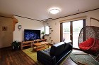 広さ20帖のウッドデッキで楽しく遊べる暖... 奥の造作板は猫の遊び場