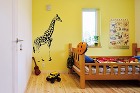子供部屋は壁紙に元気な色を取り入れました 子供部屋は壁紙に元気な色を取り入れました