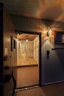 憧れを叶えた木製サッシの可愛い北欧住宅｜... 幻想的な光が出迎える玄関