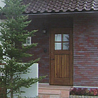 瓦屋根におしゃれな玄関扉