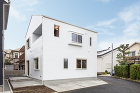 建物東側、白い屋根と白い壁、そして白い窓イメージ
