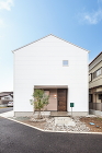 建物北側の前に植えられたのはシマトリネコイメージ