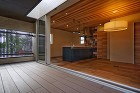 アウトドアリビングとステップステージの家...