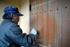 着色ウレタンクリアー仕上の玄関ドア [施... 剥離剤除去