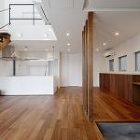 自然光が降りそそぐ中庭のある家 | 建築... 家族が自然とリビングに集まる家