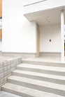 【玄関】高低差を生かした導かれる外階段
