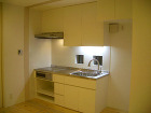 白くコンパクトにまとめた収納できるキッチン|小平の家｜デザイン住宅を建築家と造るＤＥＮ設計｜014
