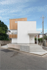三鷹の家-2｜デザイン住宅・注文住宅作品... 【北側ファサード】木板貼りが際立つ塗り壁...