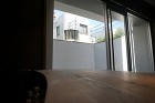 ポリーブル - 外壁での仕上げ施工例 |... 部屋の中から見たポリーブルの外壁離れたと...