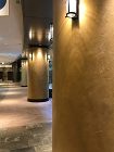 オルトレマテリア - 商業施設の丸柱に施... 暖色系のオルトレマテリアで施工した商業施...