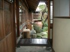 近江八幡市Ｏ邸渡り通路越しに見る庭