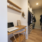 ウォークインクローゼット前にはちょっとしたパソコンスペースが