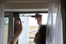 公団住 団地 マンション用網戸の取付けをする職人 