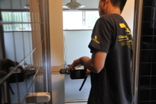 ユニットバス 浴室折れ戸・浴室ドアの交換修理をする職人