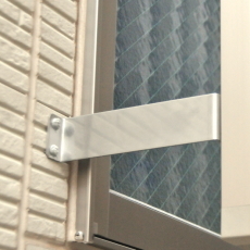 すべり出し窓に取り付けするロングブラケット