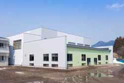 三戸地区小中一貫教育学校屋内体育館　外観（武道場側）
