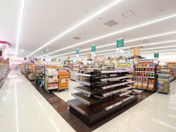メガ東青森店　店舗内（レジ側）
