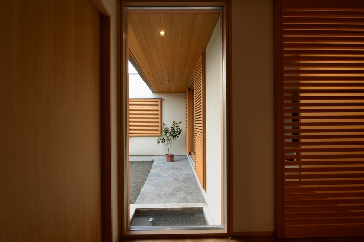 島内の家(松本市)-玄関ホール?中庭