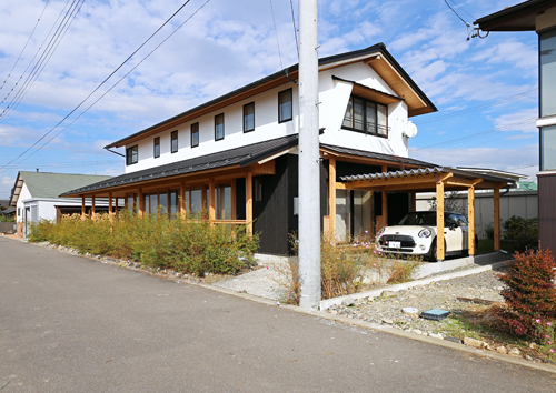 常念岳を望む安曇野の家のカーポート