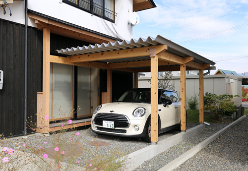 常念岳を望む安曇野の家のカーポート